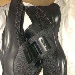 Women’s Puma Dare athletic shoes size 7.5 women’s